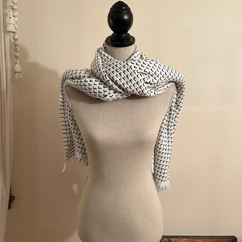 Black and White Oblong Scarf Excellent Condition - Picture 3 of 5
